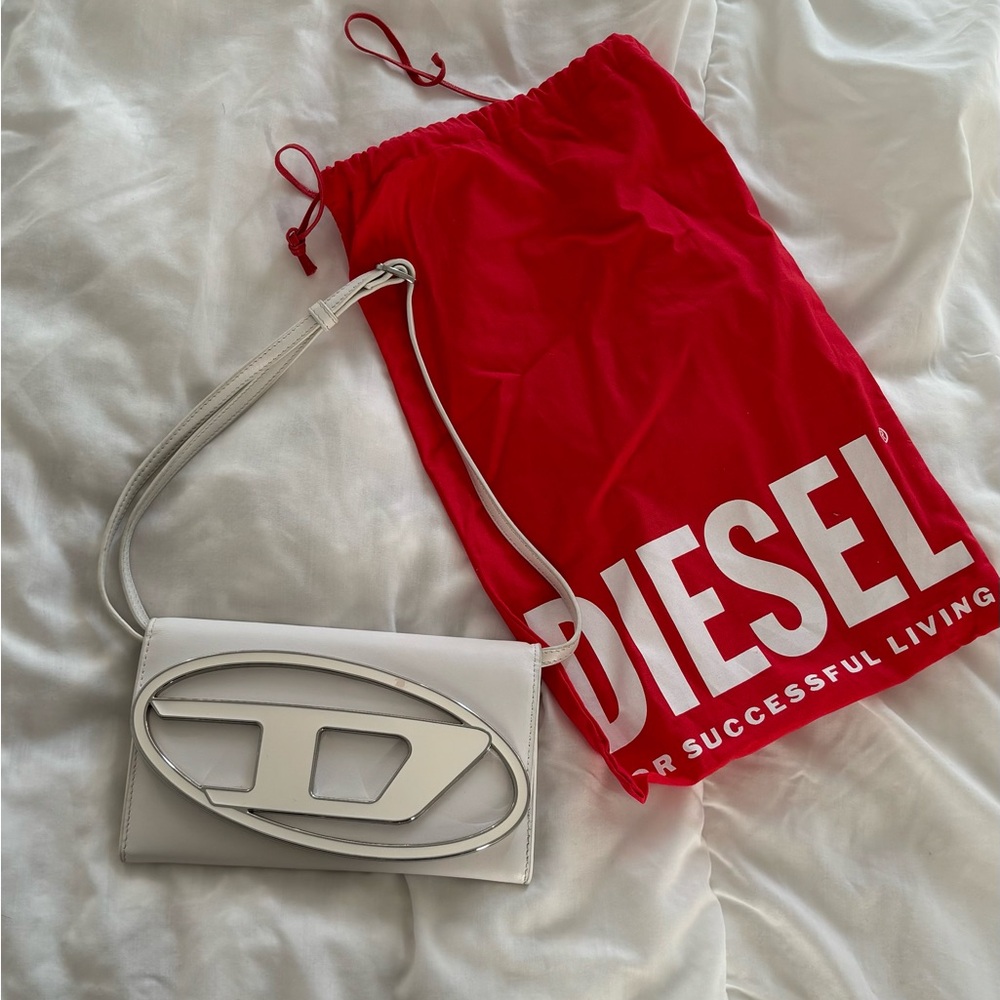 Diesel 1 Dr Shoulder Strap Wallet🤍👛

I got it from Browns at Eaton Centre!!